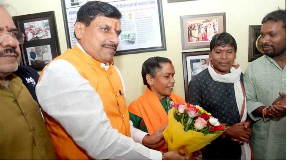 मोहन यादव ने पद्मश्री पुरस्कार प्राप्त दुर्गा बाई को दिलाई पार्टी की सदस्यता मोहन यादव ने पद्मश्री पुरस्कार प्राप्त दुर्गा बाई को दिलाई पार्टी की सदस्यता